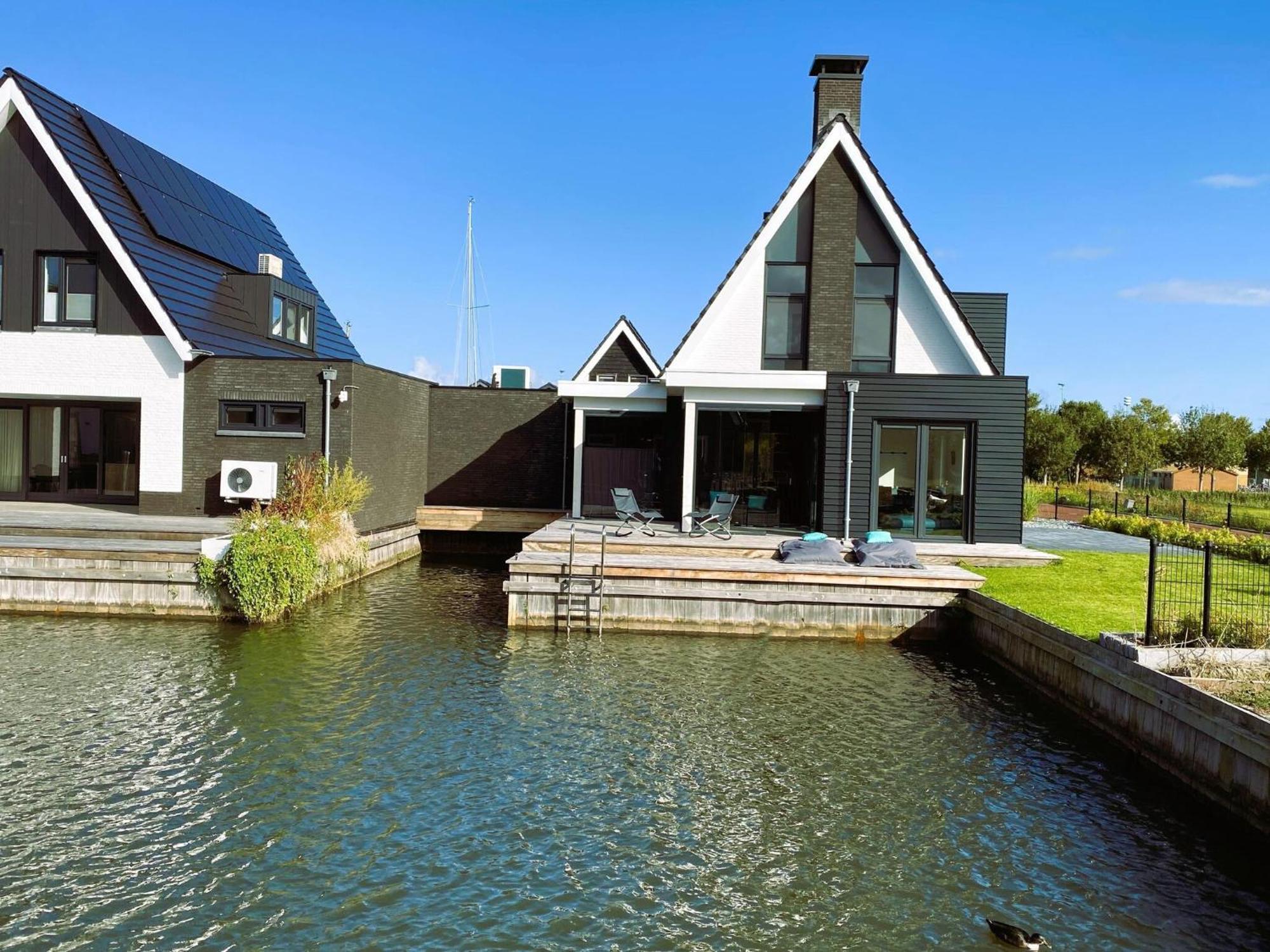 Peaceful Villa On The Water In Stavoren Esterno foto