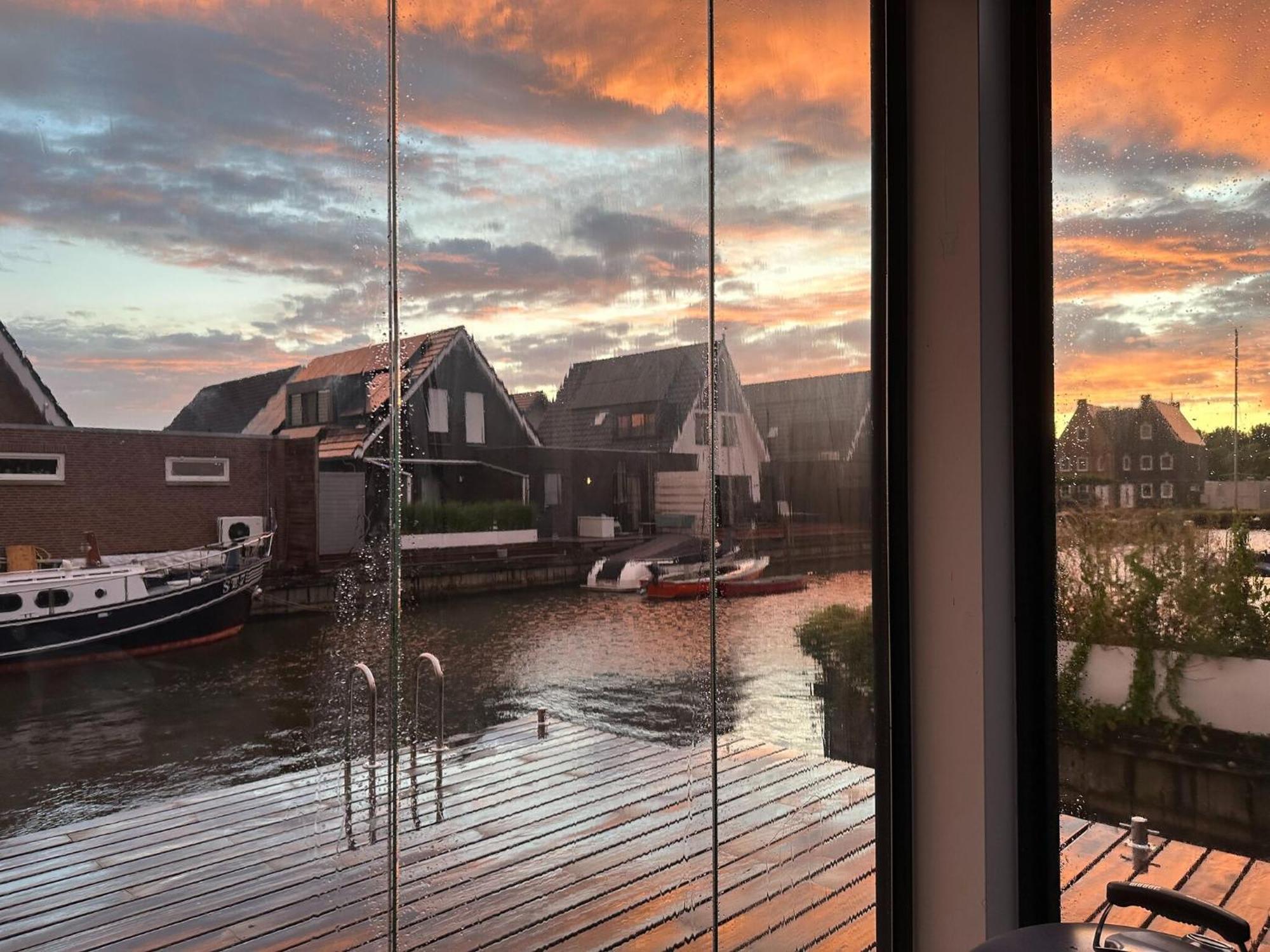 Peaceful Villa On The Water In Stavoren Esterno foto